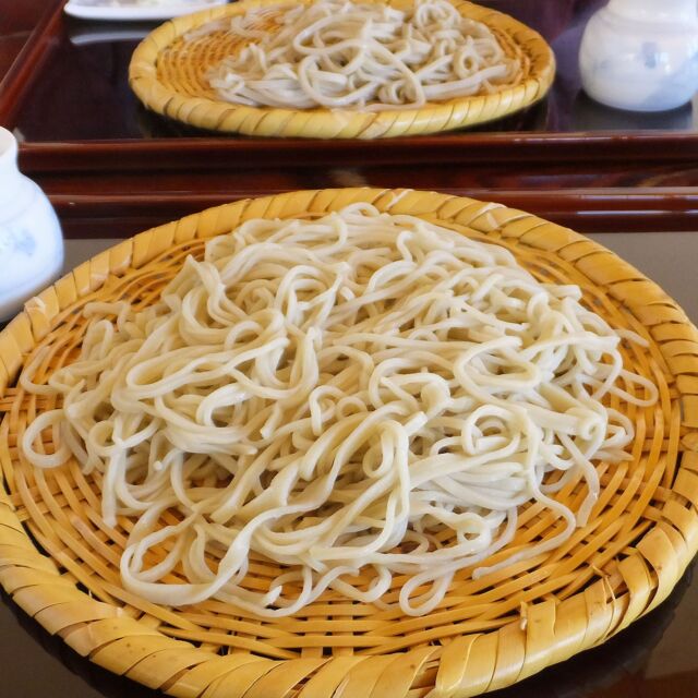 #池田町 #北アルプス展望美術館 近くにある有名なそば屋 #安曇野翁
ここは黒めの#田舎蕎麦 と白い#更科蕎麦 の両方が味わえます