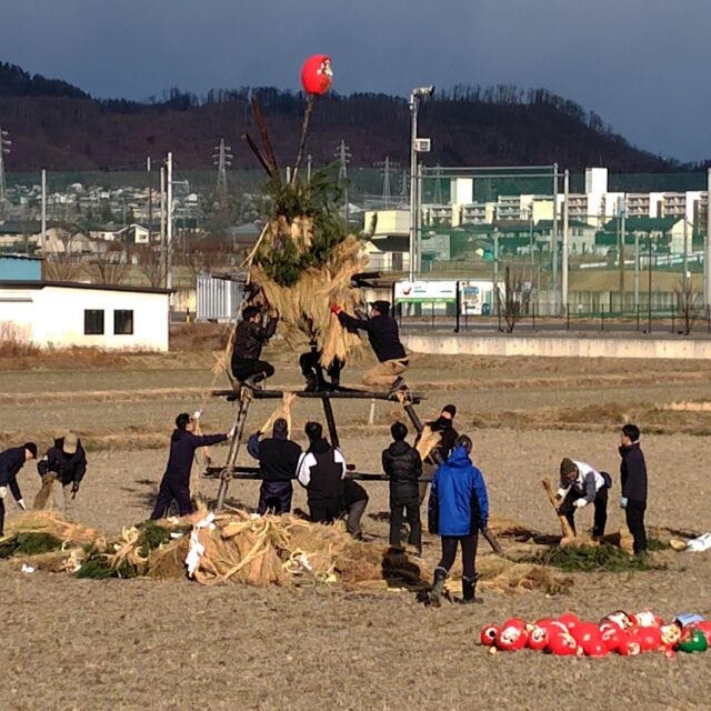 小正月の今週は #どんど焼き があちこちで見られます。
正月の飾りやだるまを燃やし、無病息災を祈願する全国的な伝統行事ですが、長野県内では各町会があちこちで行います。
松本では#三九郎 と呼ばれ、うちの近くの田んぼでも今日行われてました。
北信では#道祖神祭り と呼ばれ、#野沢温泉 の道祖神祭りは大規模で、外国人に大人気