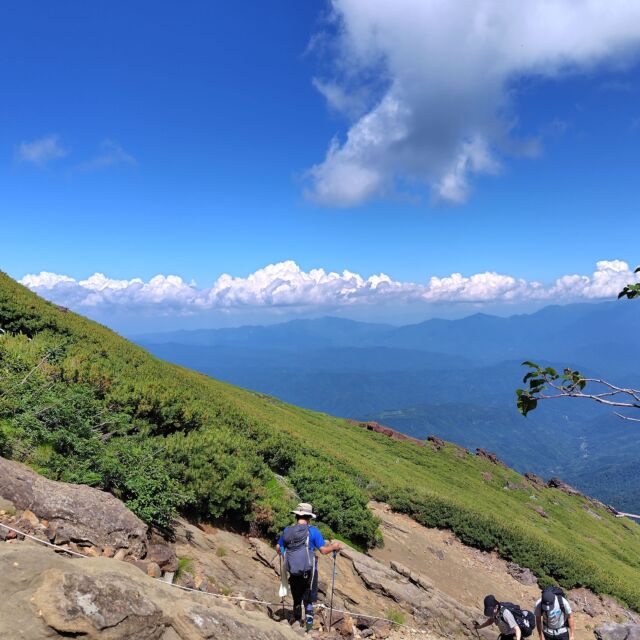 #活火山 #木曽御嶽山 の#登山道
今年から#王滝口登山道 から#頂上 までの#登山 が許可されました。
標高3,067mの#山頂 の手前、火山シェルターの温度計の14時頃の#気温 は18℃でした。
御嶽山は今年 #国定公園 に指定されました