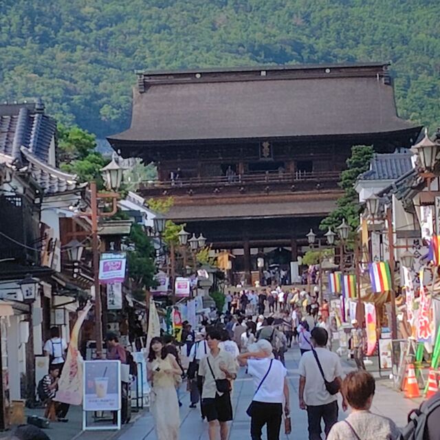 賑わう夏の#国宝 #善光寺 #参道